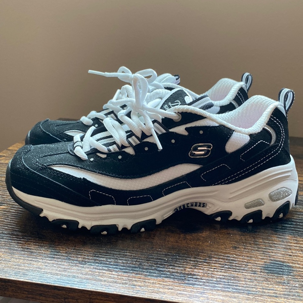 Skechers Women’s D’Lites Wide width sneaker size 7
